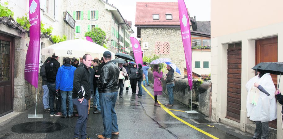 Rassemblement dans la rue autour du caveau du Domaine Blondel
